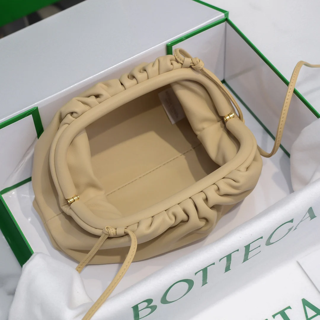 Сумка-чехол BV Cloud Bag из гладкой телячьей кожи - 23x13x8 см - 6 шт.