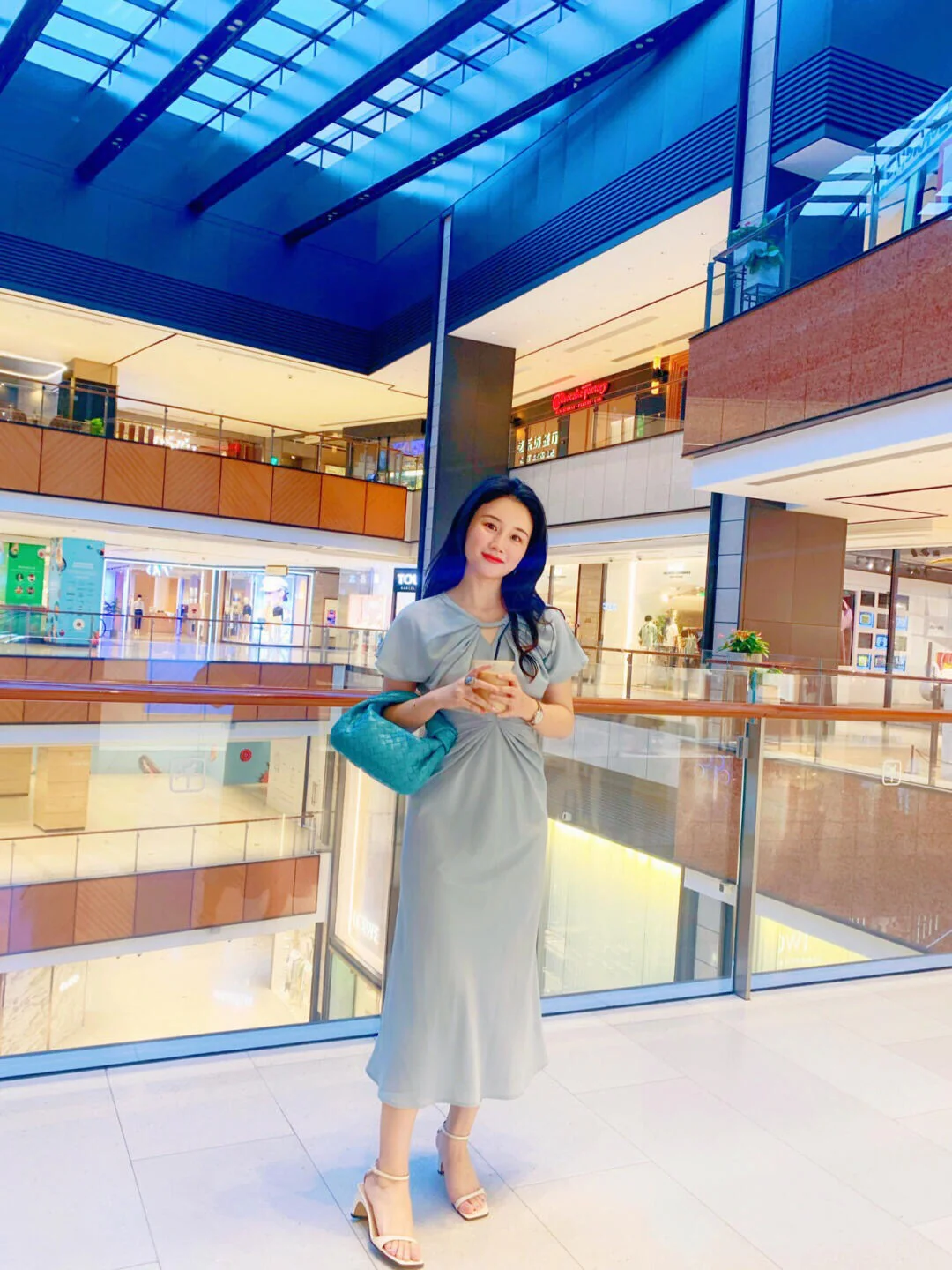 Мини-сумочка BV Mini Jodie в виде круассана — на фото.