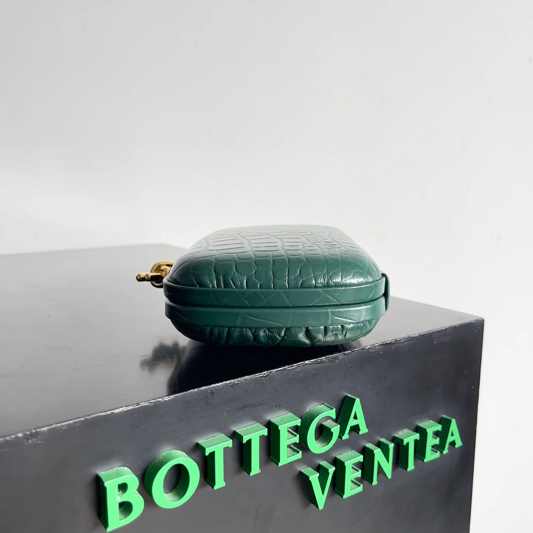 Вечерняя сумочка BV с рисунком под крокодиловую кожу - зеленая