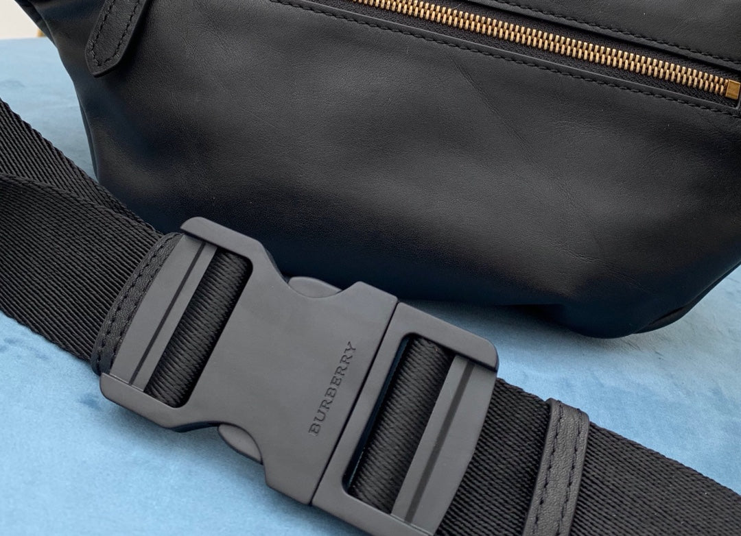 Поясная сумка Burberry из натуральной кожи с граффити