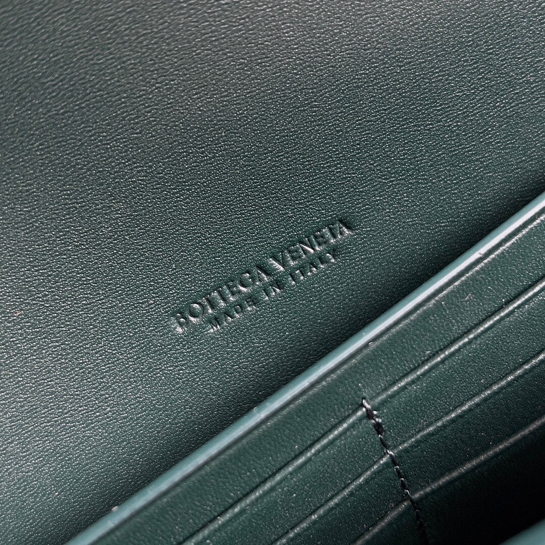 Сумочка-клатч BV с крокодиловым узором и узлом - зеленая