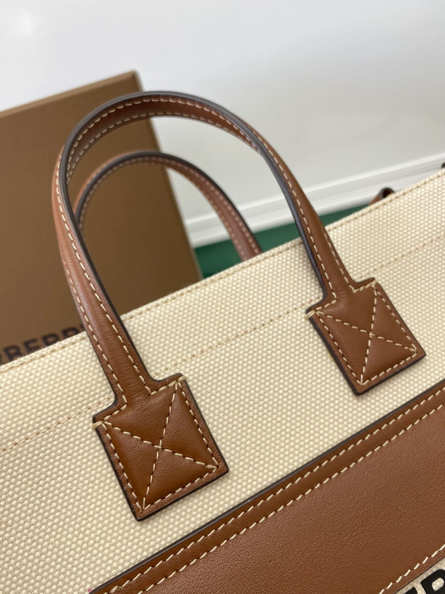 Сумка Burberry Freya — коричневая