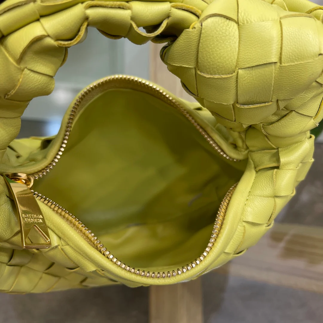 Круглая плетеная сумка-хобо BV Jodie с узлом - 27x22x3 см - 3 шт.