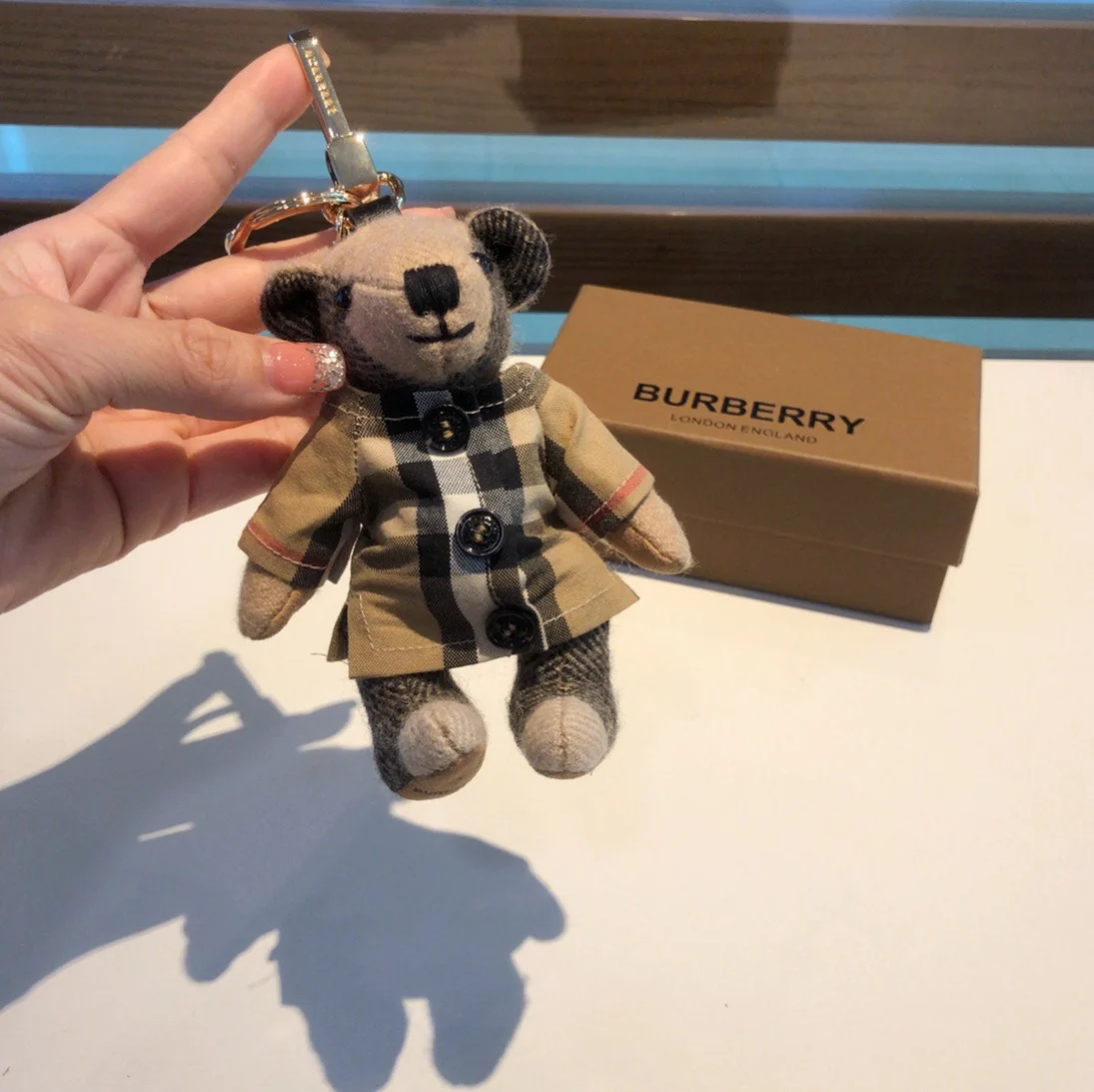 Классический клетчатый топ Burberry с подвеской в ??виде медведя