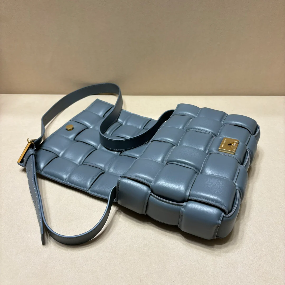 Двусторонняя плетеная сумка через плечо BV - сине-серая