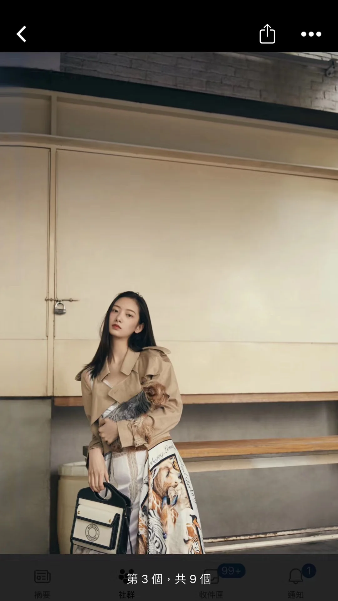 Холщовая сумка-тоут Burberry — черная — на фото в одежде.