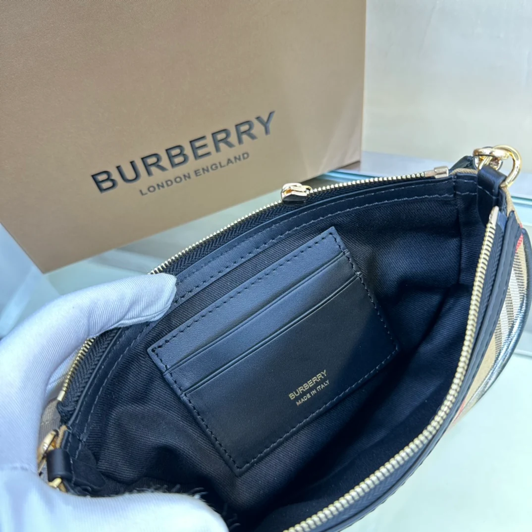 Сумка-клатч Burberry Olympia Pouch под мышкой
