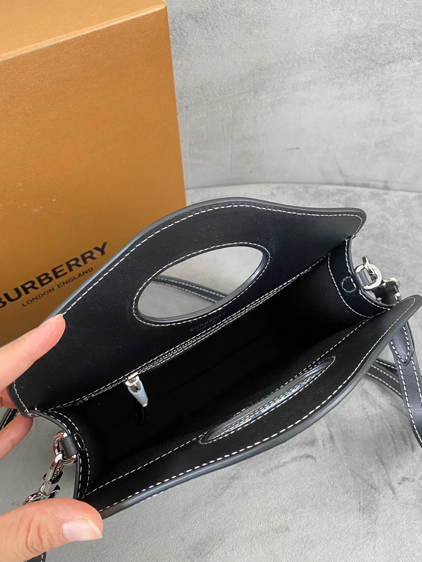 Burberry — Джинсовая ткань — Кожа с прострочкой — Большая сумка