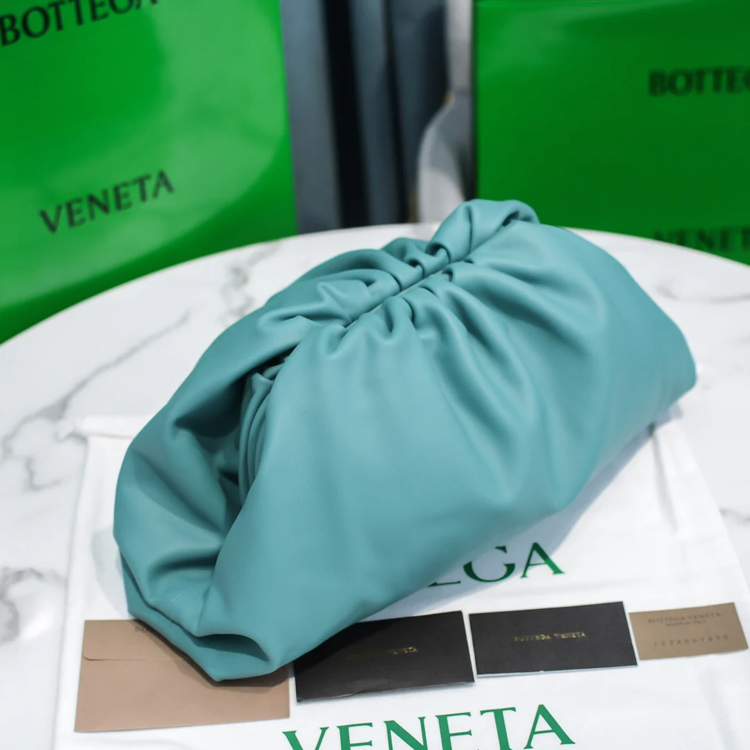 Сумка-чехол BV Cloud Bag Pouch Series - из гладкой телячьей кожи - 23x13x8 см - 1 шт.