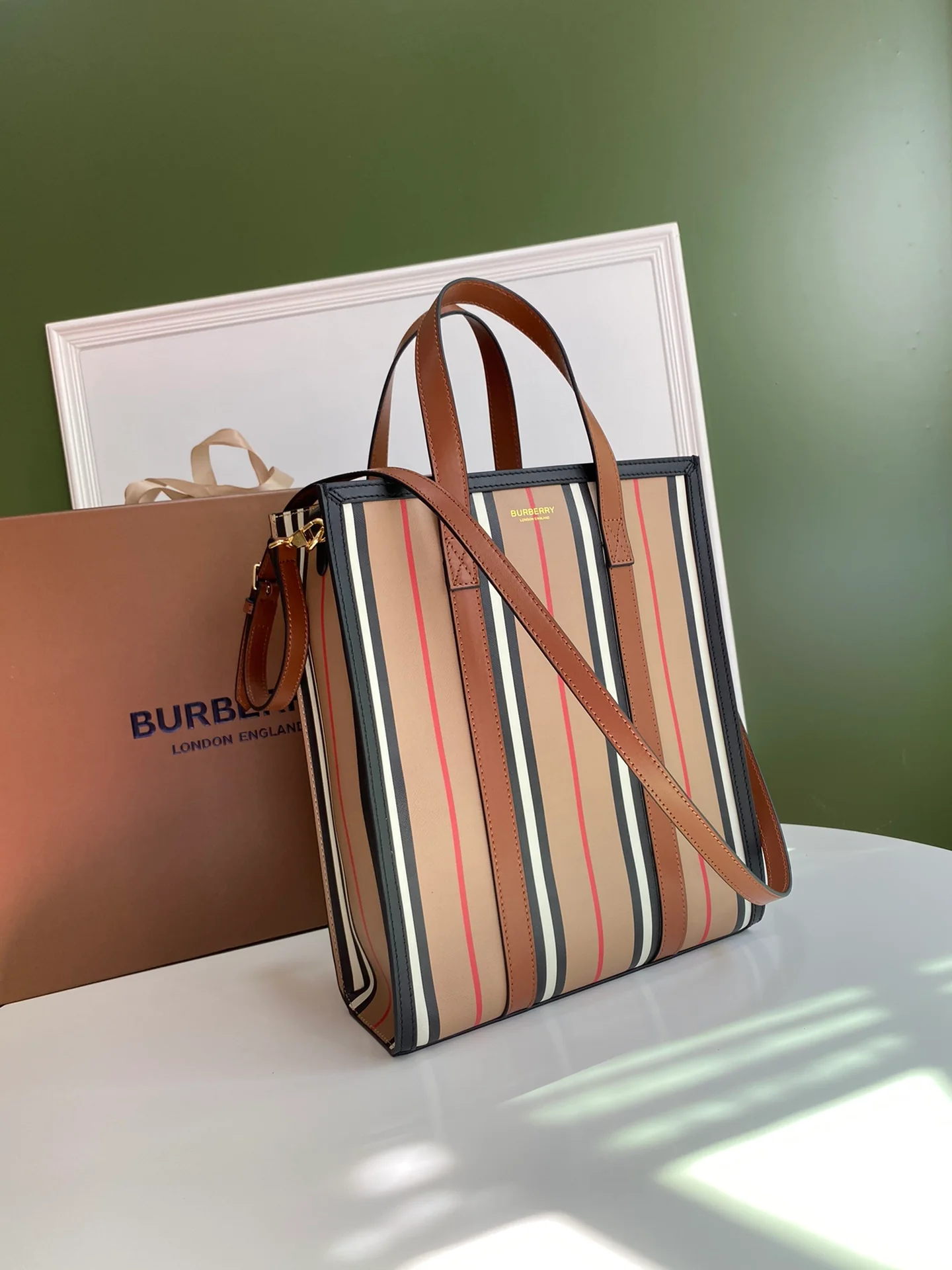 Burberry - Новейшая итальянская сумка-тоут