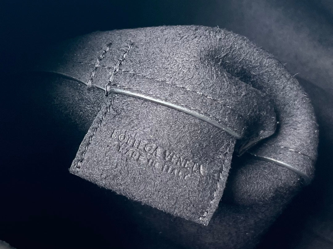 Сумка через плечо BV Cradle Triangle - из коровьей кожи - 22 см (5х30х16 см)