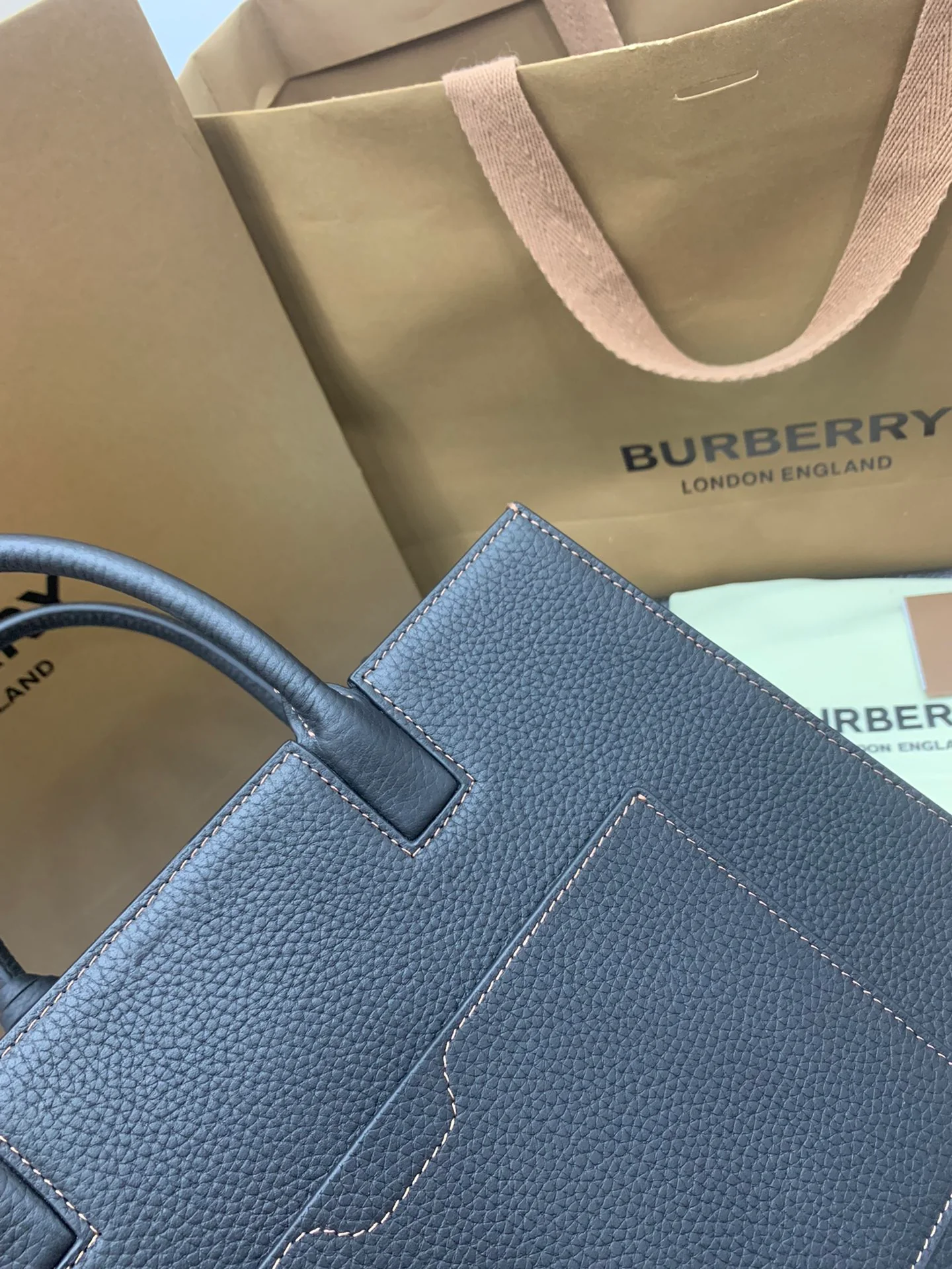 Сумка-тоут Burberry Frances из зернистой кожи - черная - 32 см