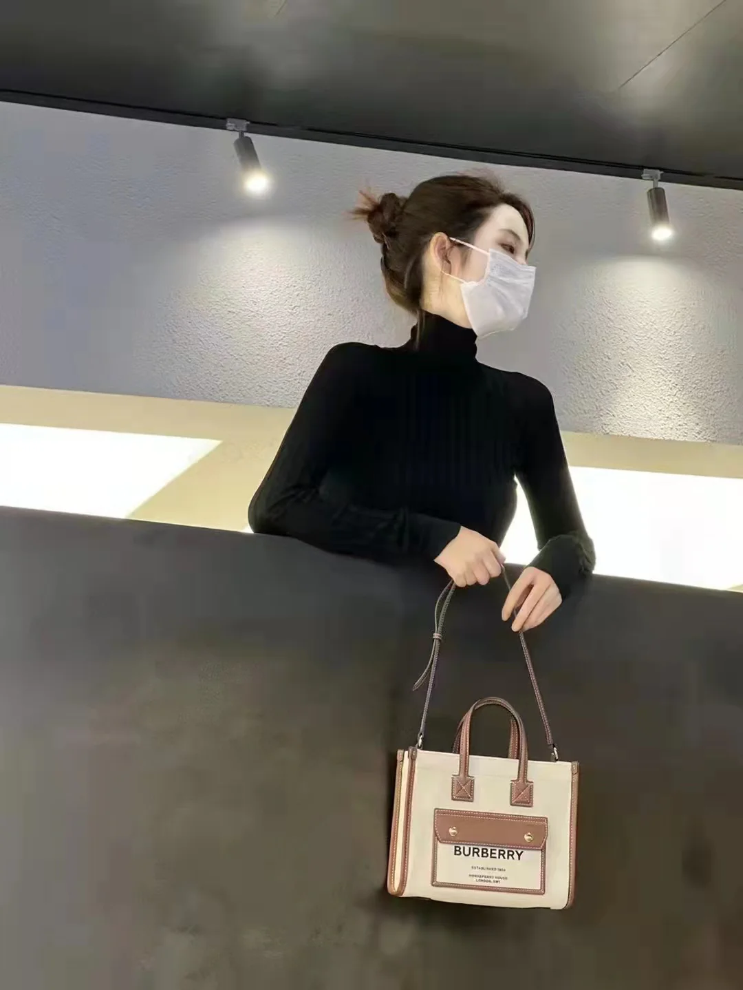 Сумка Burberry Freya — коричневая — изображение человека, который её носит.