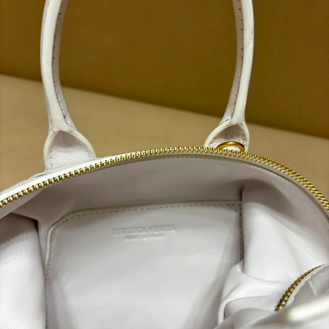 Сумка для боулинга BV Intrecciato из плетеной кожи - белая.