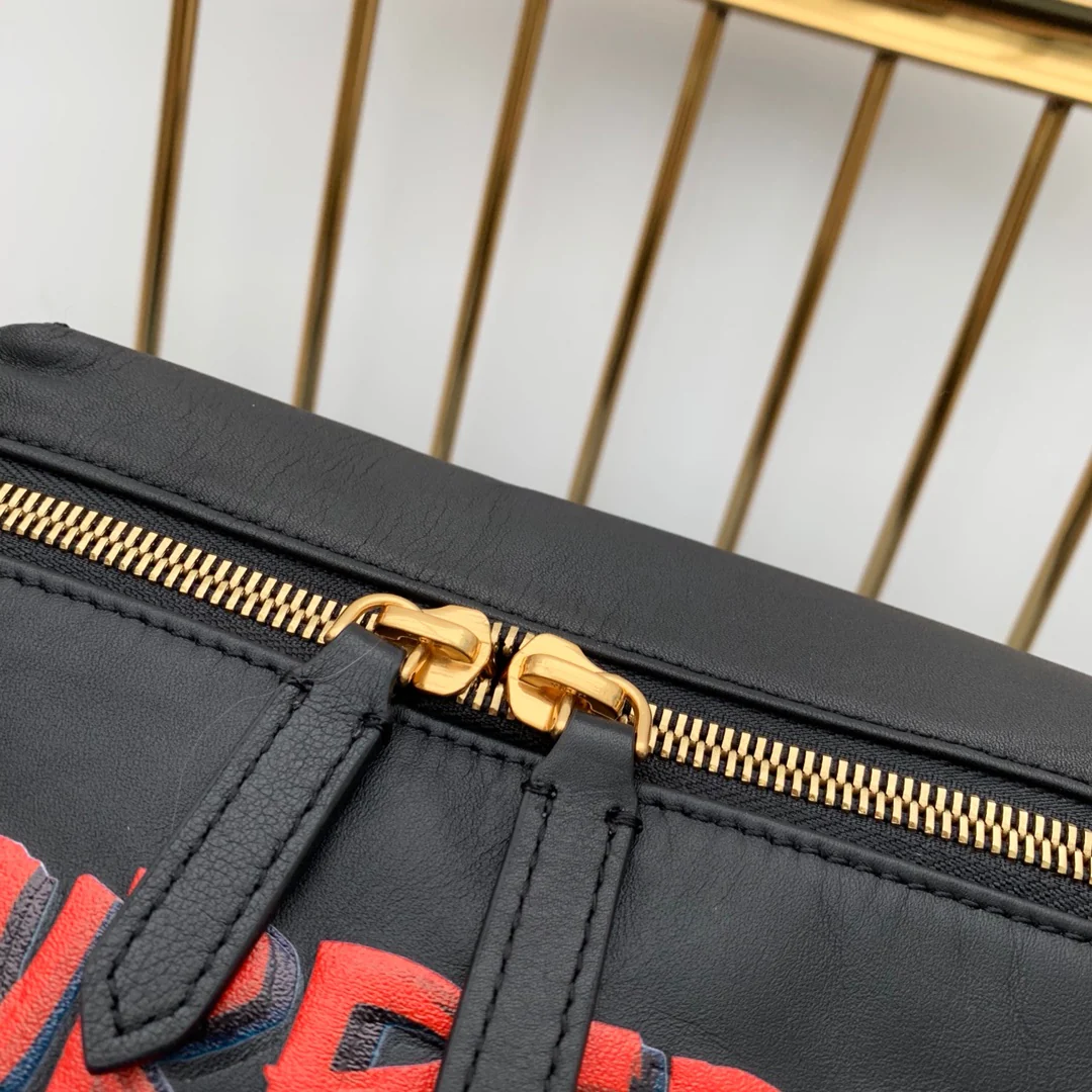 Поясная сумка Burberry из натуральной кожи с граффити