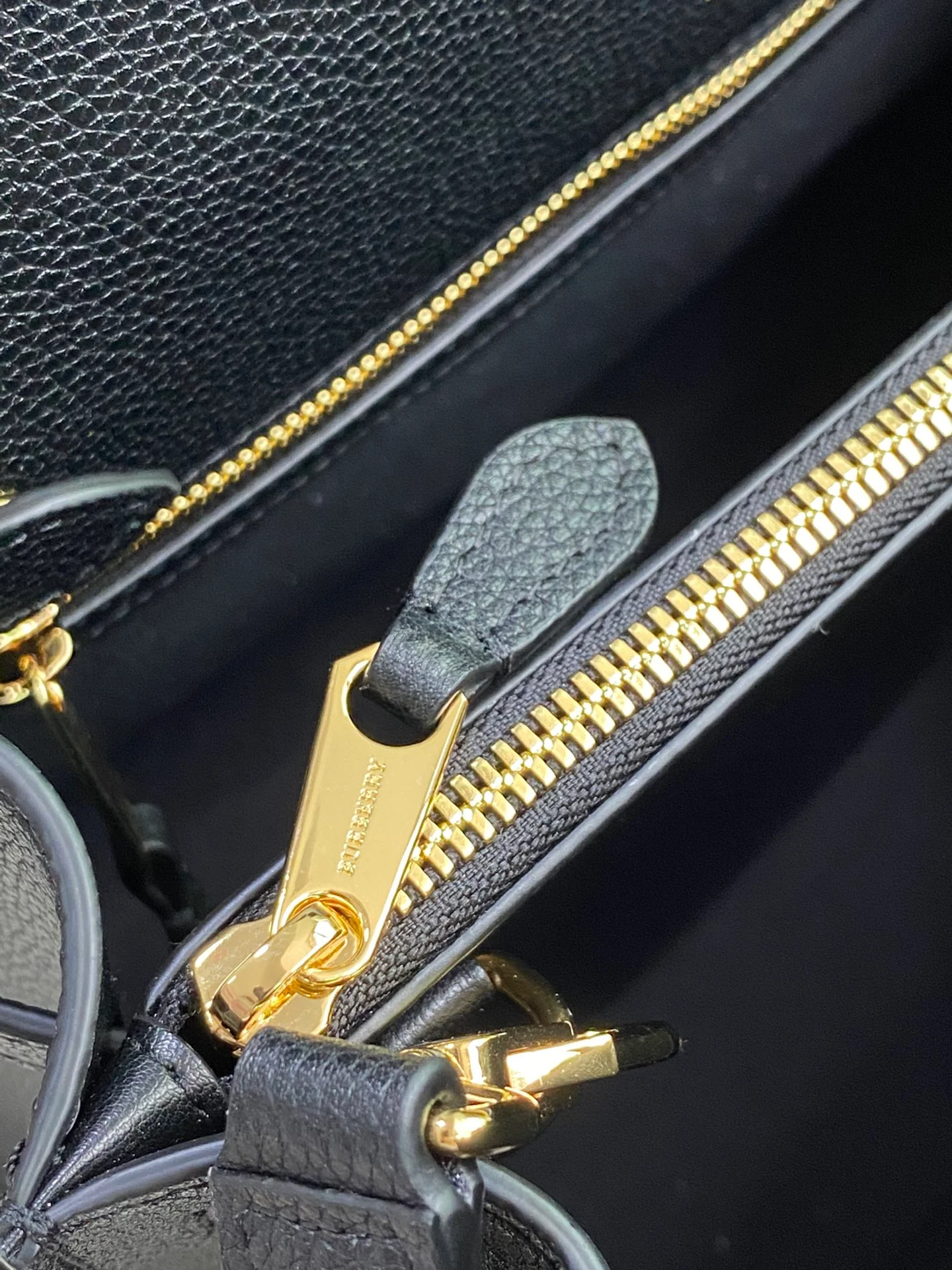 Burberry - Итальянская дубленая зернистая кожа - Title - Сумка Teller