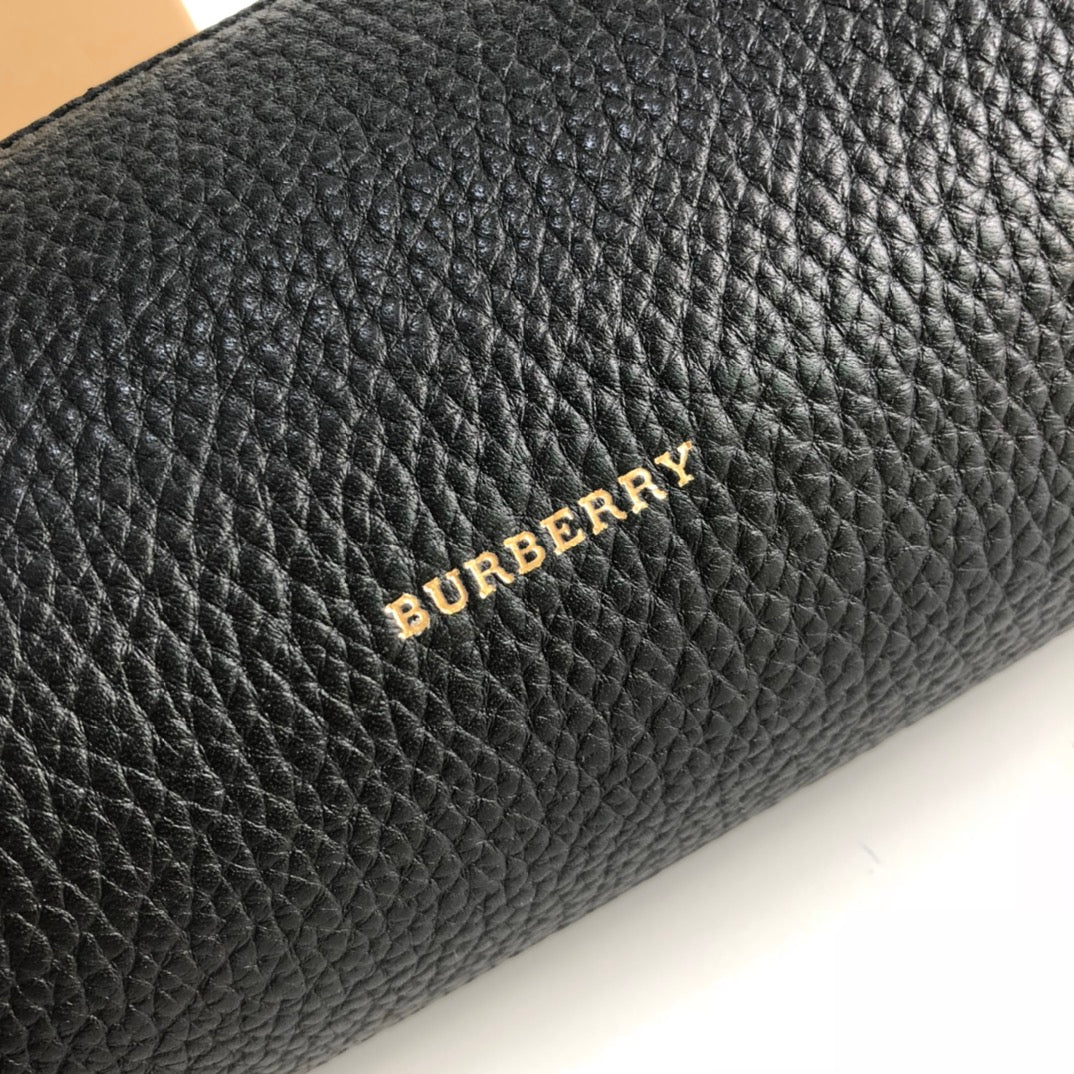 Новинка 2022 года от Burberry - Цилиндрическая сумка из телячьей кожи.