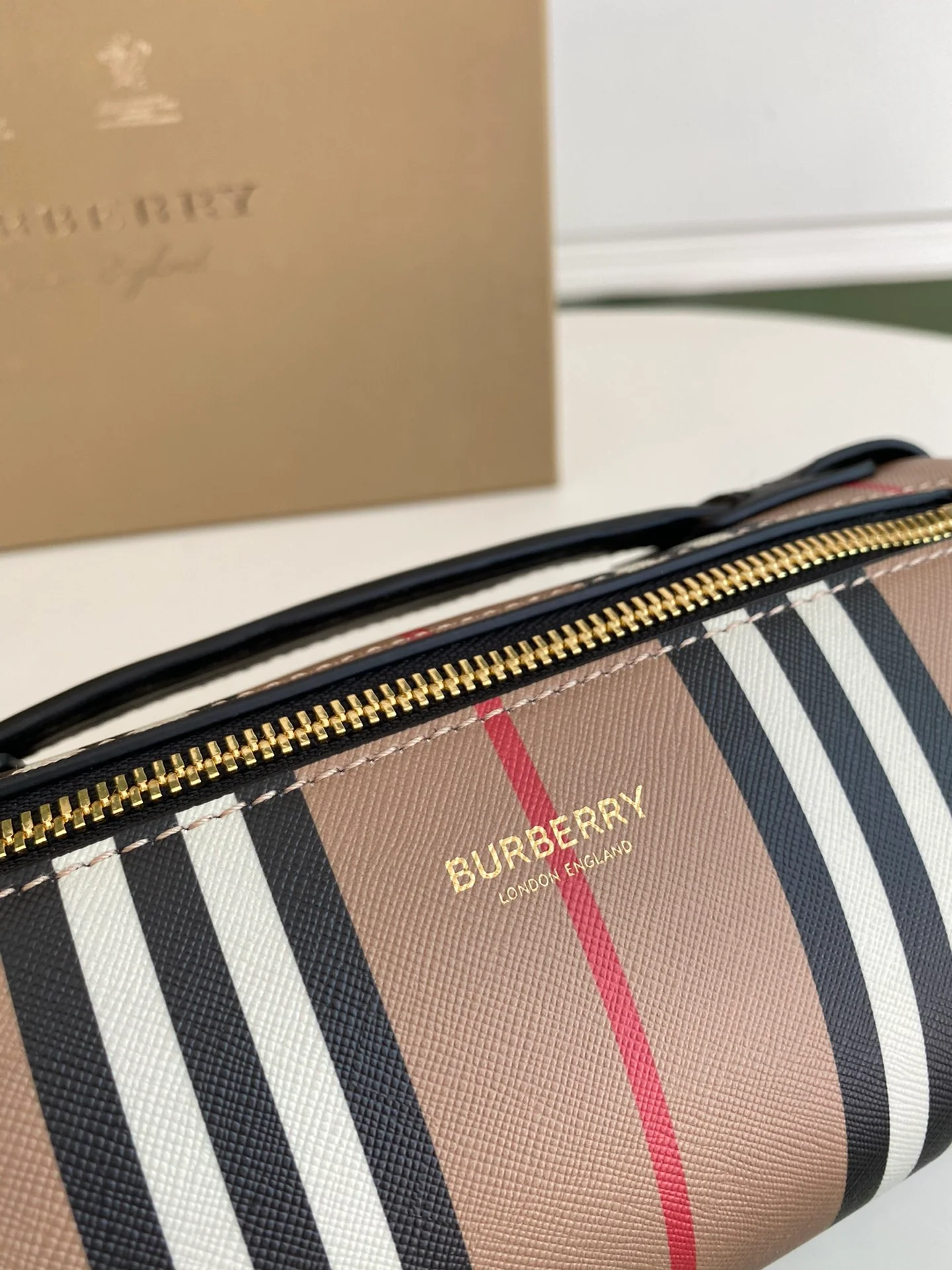 Новинка Burberry 2022 года - Избранные винтажные модели - Цилиндрическая сумка