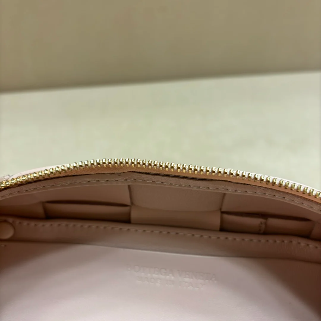 Большая плетеная сумка через плечо BV Brick Cassette в клетку - розовая.