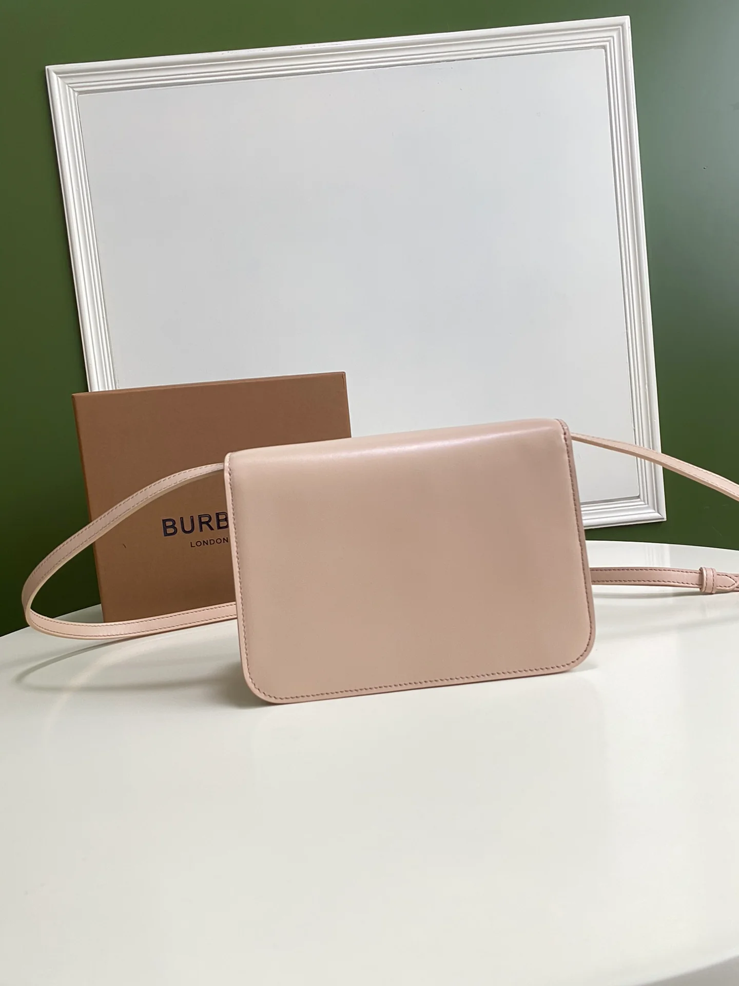 Сумка-письмо из серии Burberry TB — розовая