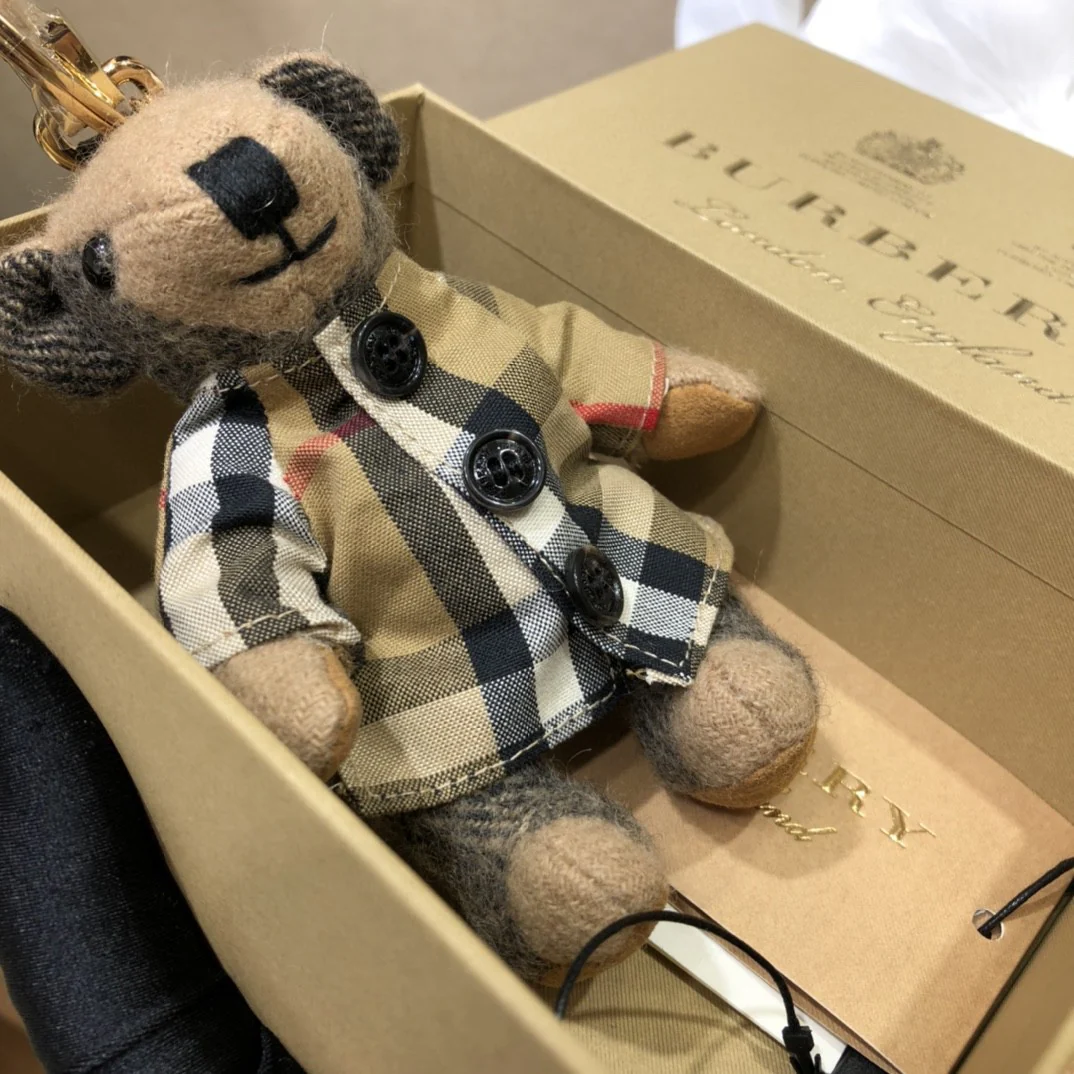 Классический клетчатый топ Burberry с подвеской в ??виде медведя