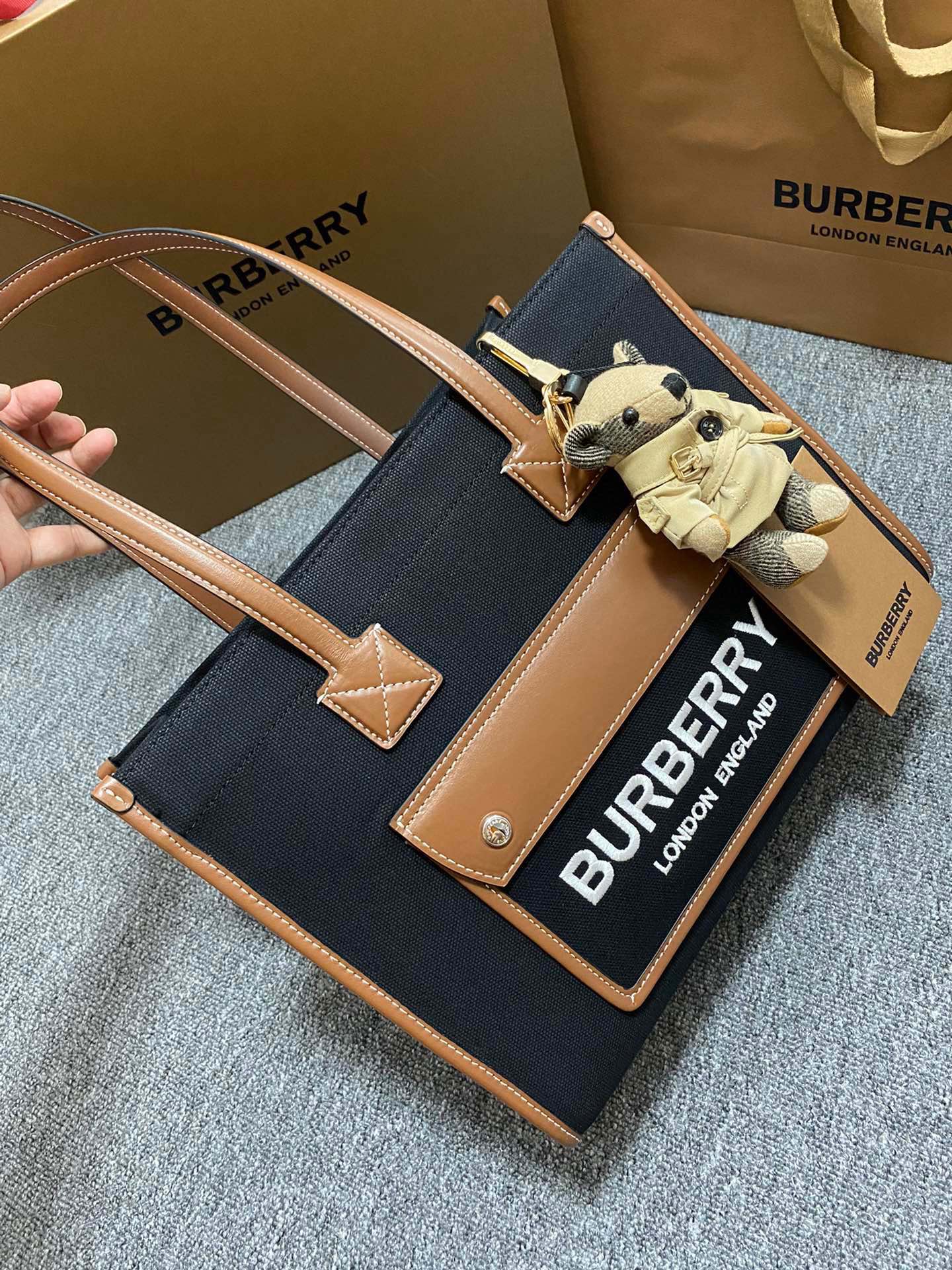 Сумка Burberry Freya — двухцветная, из канваса и кожи, в стиле пэчворк — средний размер.