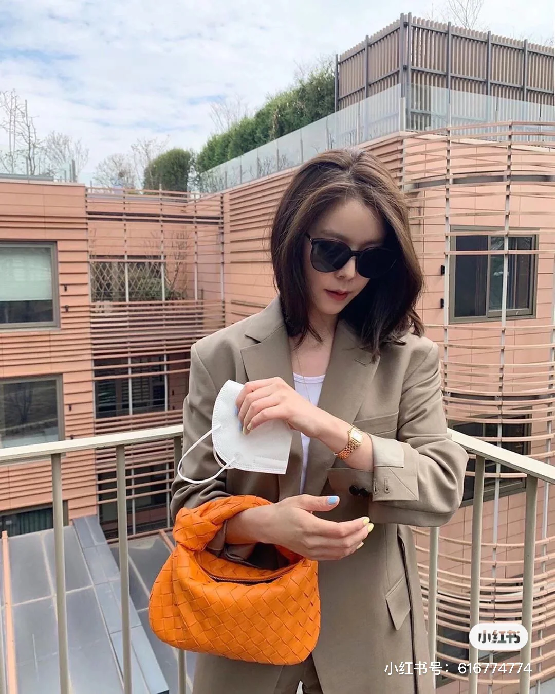 Мини-сумочка BV Mini Jodie в виде круассана — фотографии в одежде — 4