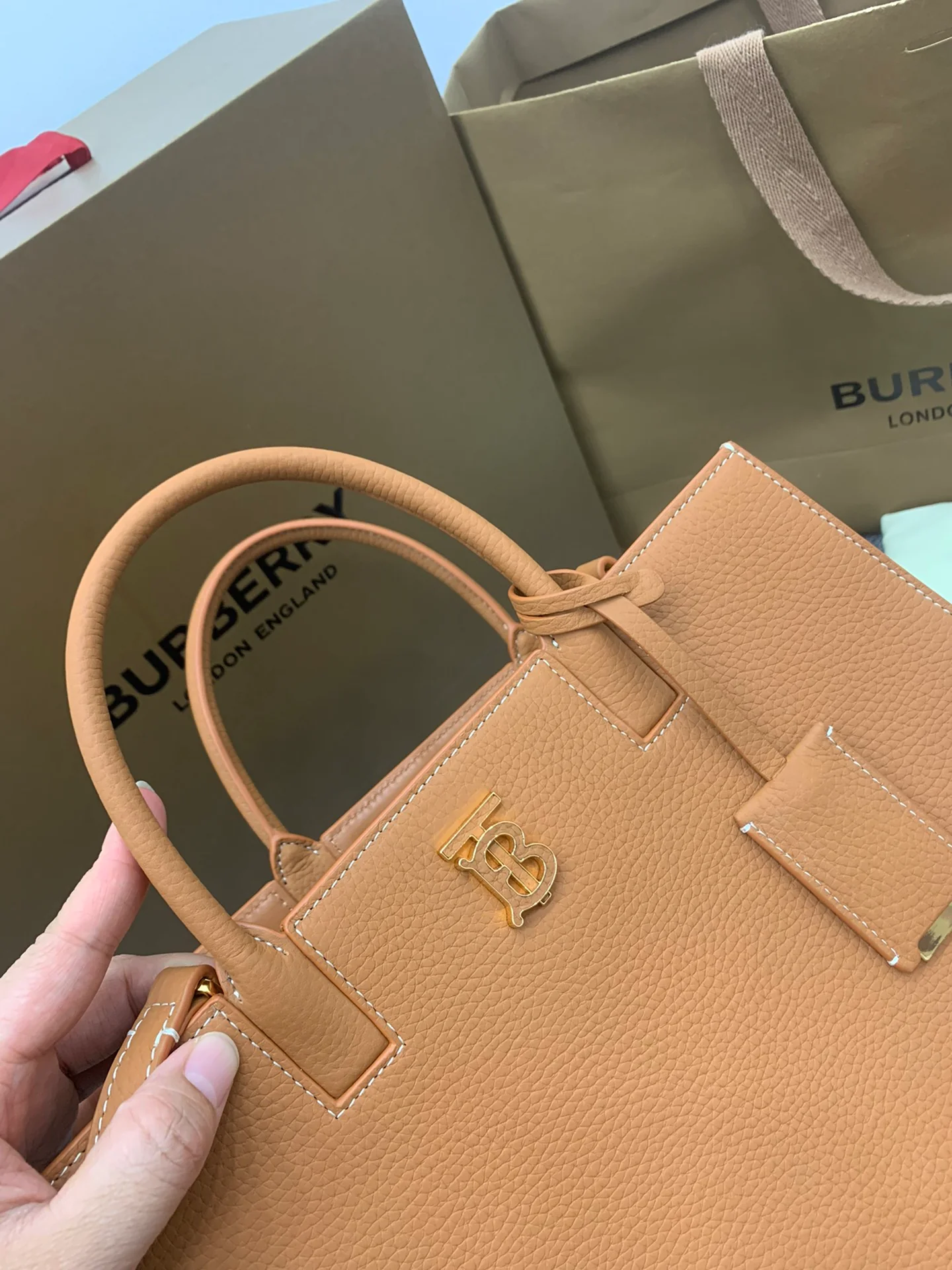 Сумка-тоут Burberry Frances из зернистой кожи, коричневая, 32 см.