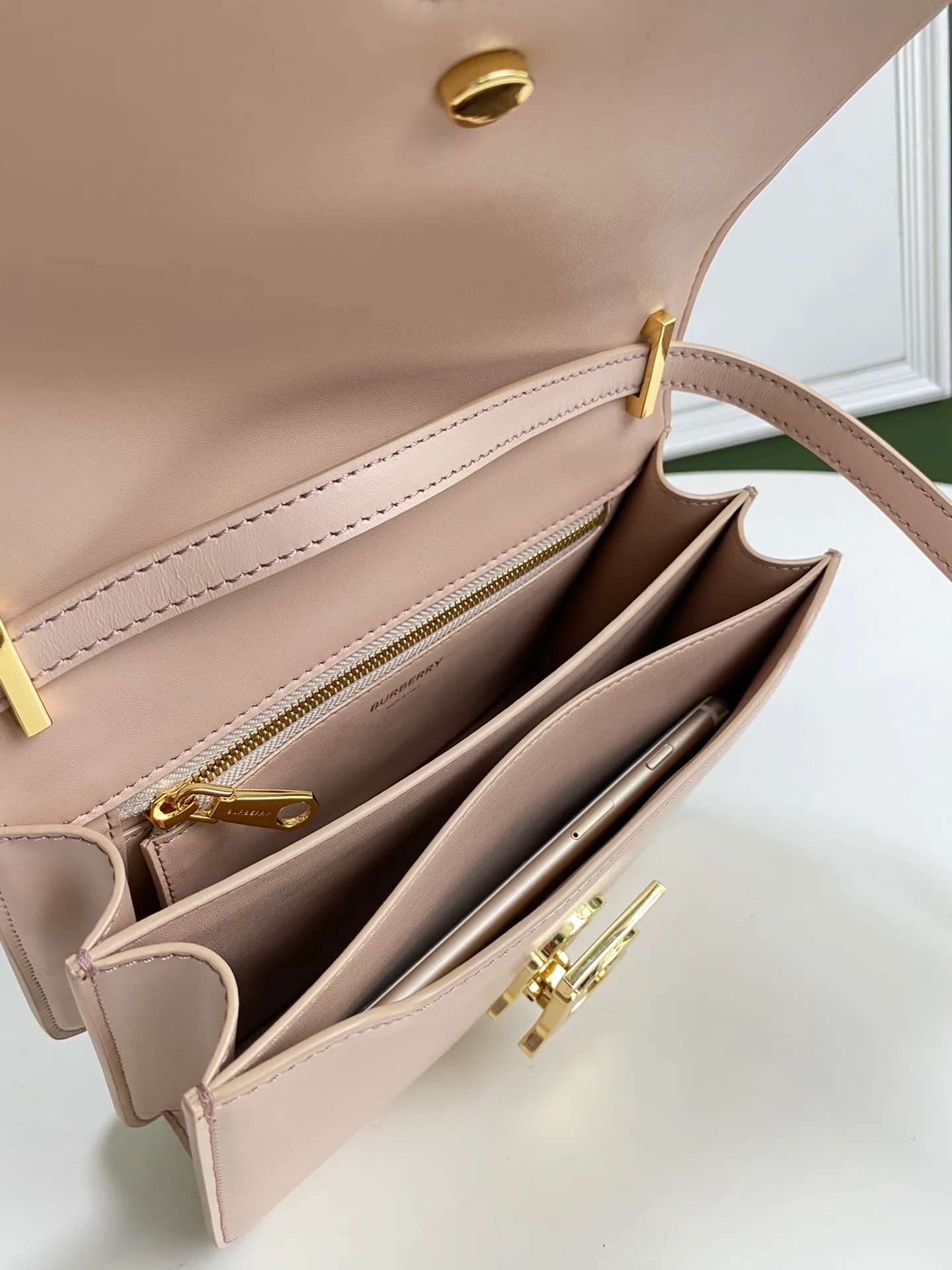 Сумка-письмо из серии Burberry TB — розовая