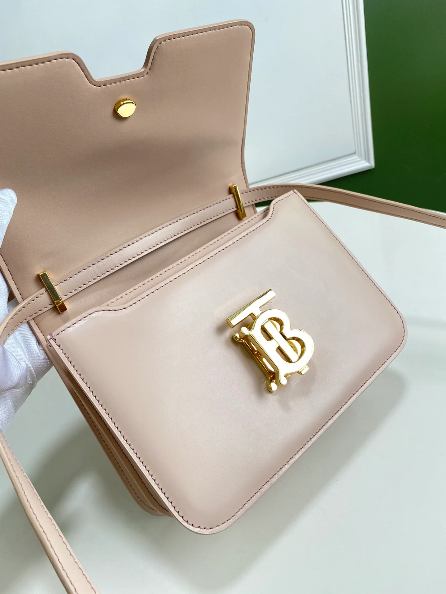 Сумка-письмо из серии Burberry TB — розовая