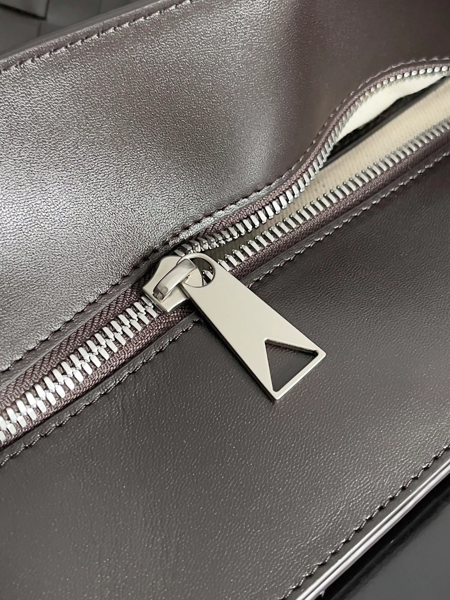 Сумка-шоппер BV на молнии - коричневая