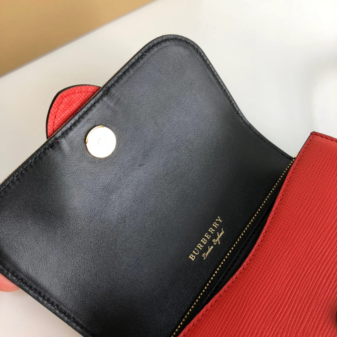 Сумка Burberry The Kuckle Bag - красная