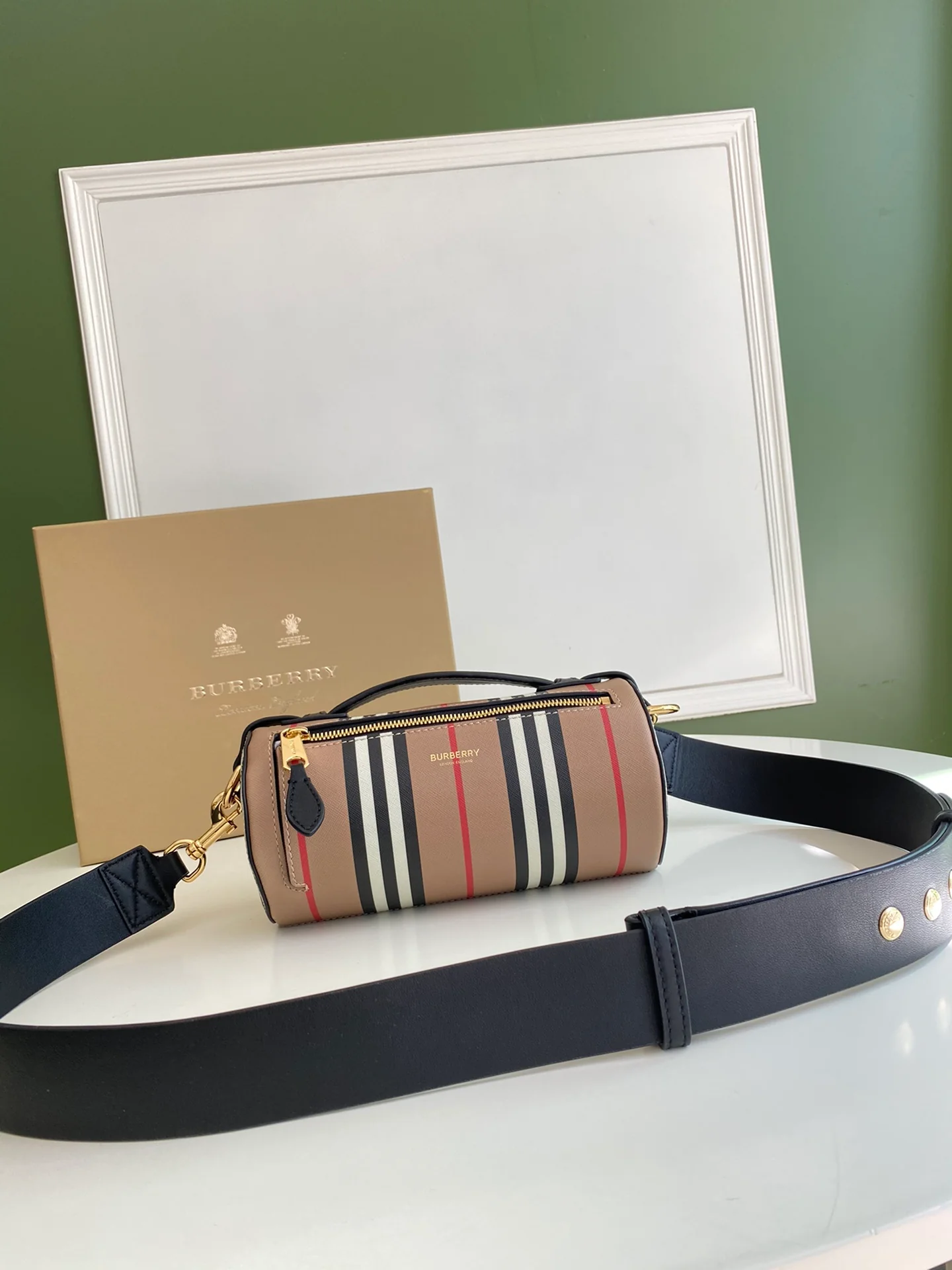 Новинка Burberry 2022 года - Избранные винтажные модели - Цилиндрическая сумка