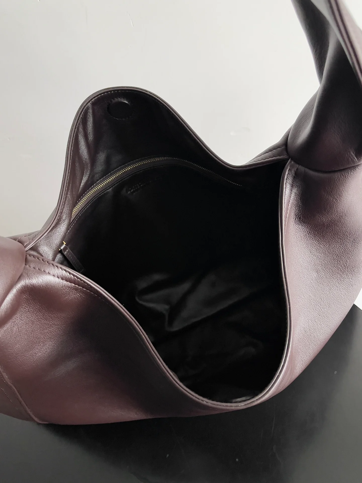 BV - Сумка-тоут через плечо - Темно-коричневая