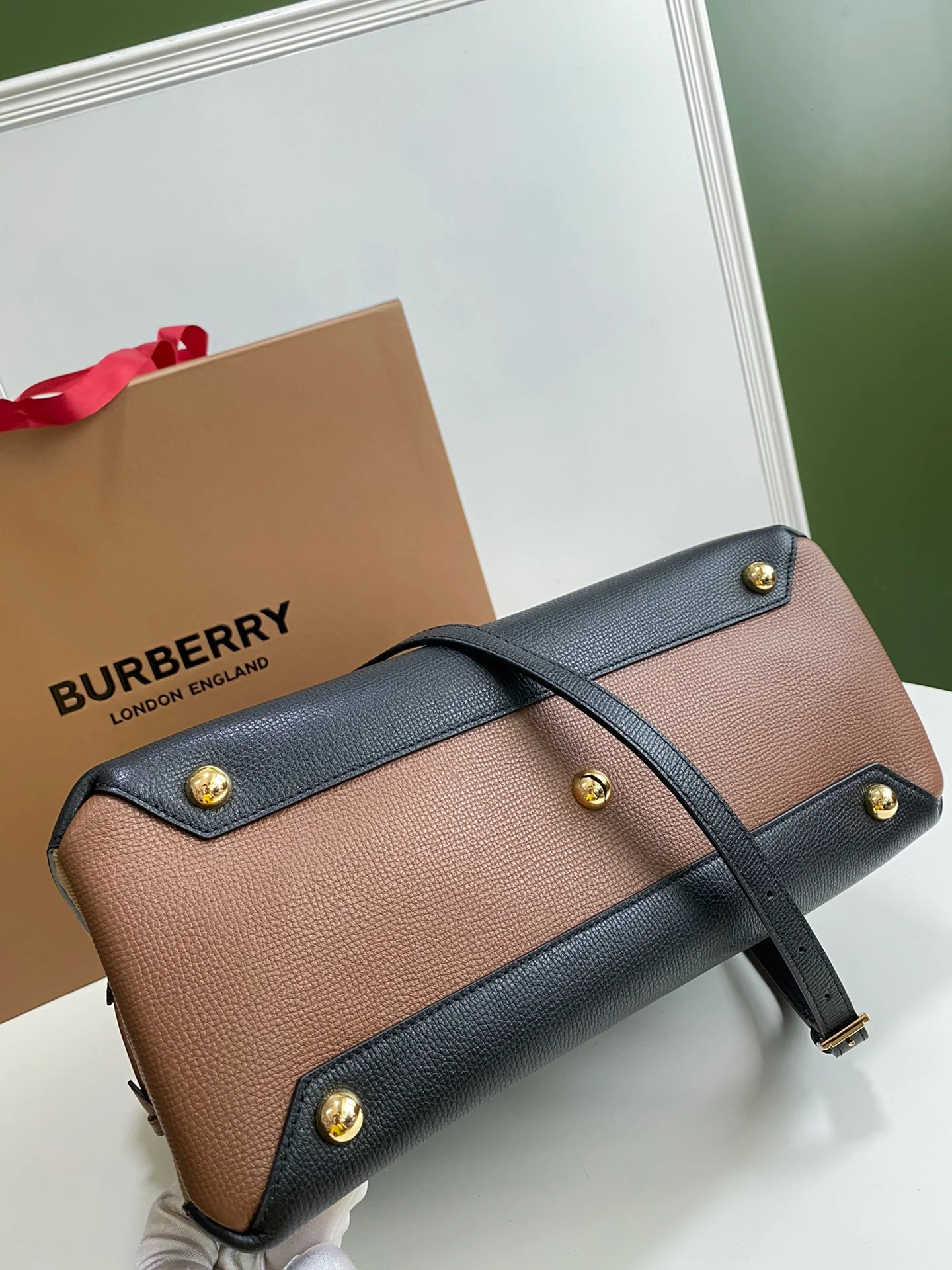 Сумка Burberry The Banner, 34 см, черно-коричневая.