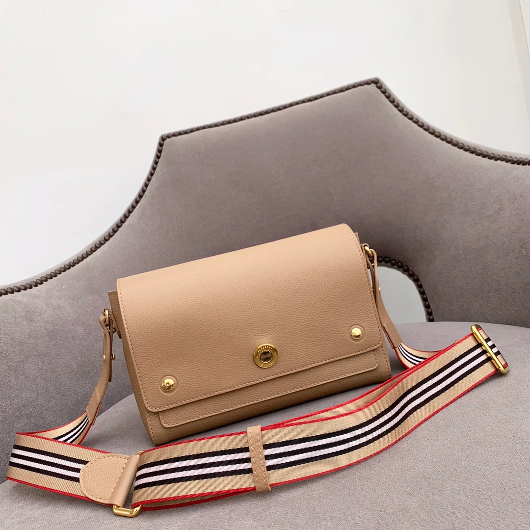 Новинка весны 2022 года от Burberry - сумка через плечо Note - абрикосовый цвет.