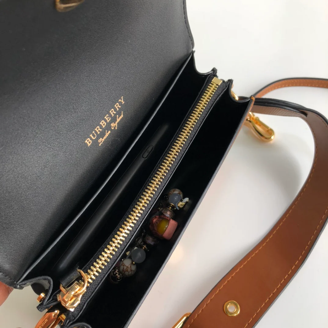 Сумка Burberry The Buckle Bag - коричневая.