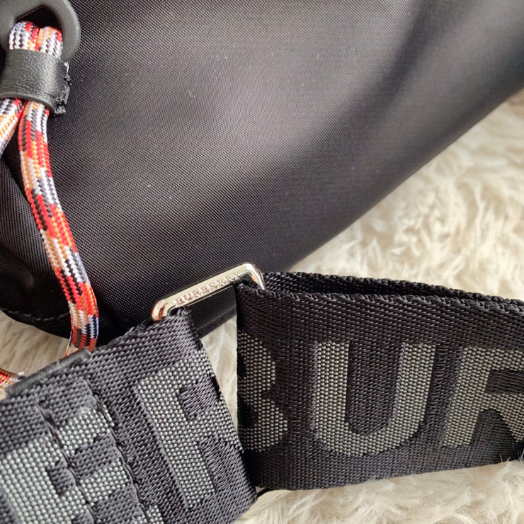 Изысканная сумка через плечо из последней коллекции Burberry TB 2022 года.