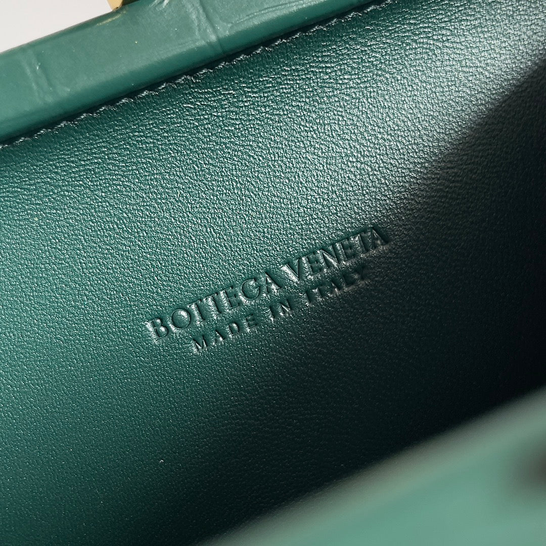 Вечерняя сумочка BV с рисунком под крокодиловую кожу - зеленая