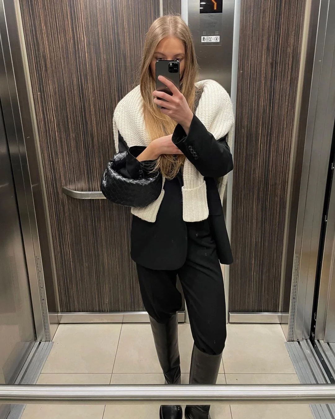 Мини-сумочка BV Mini Jodie в виде круассана — на фото — черная.