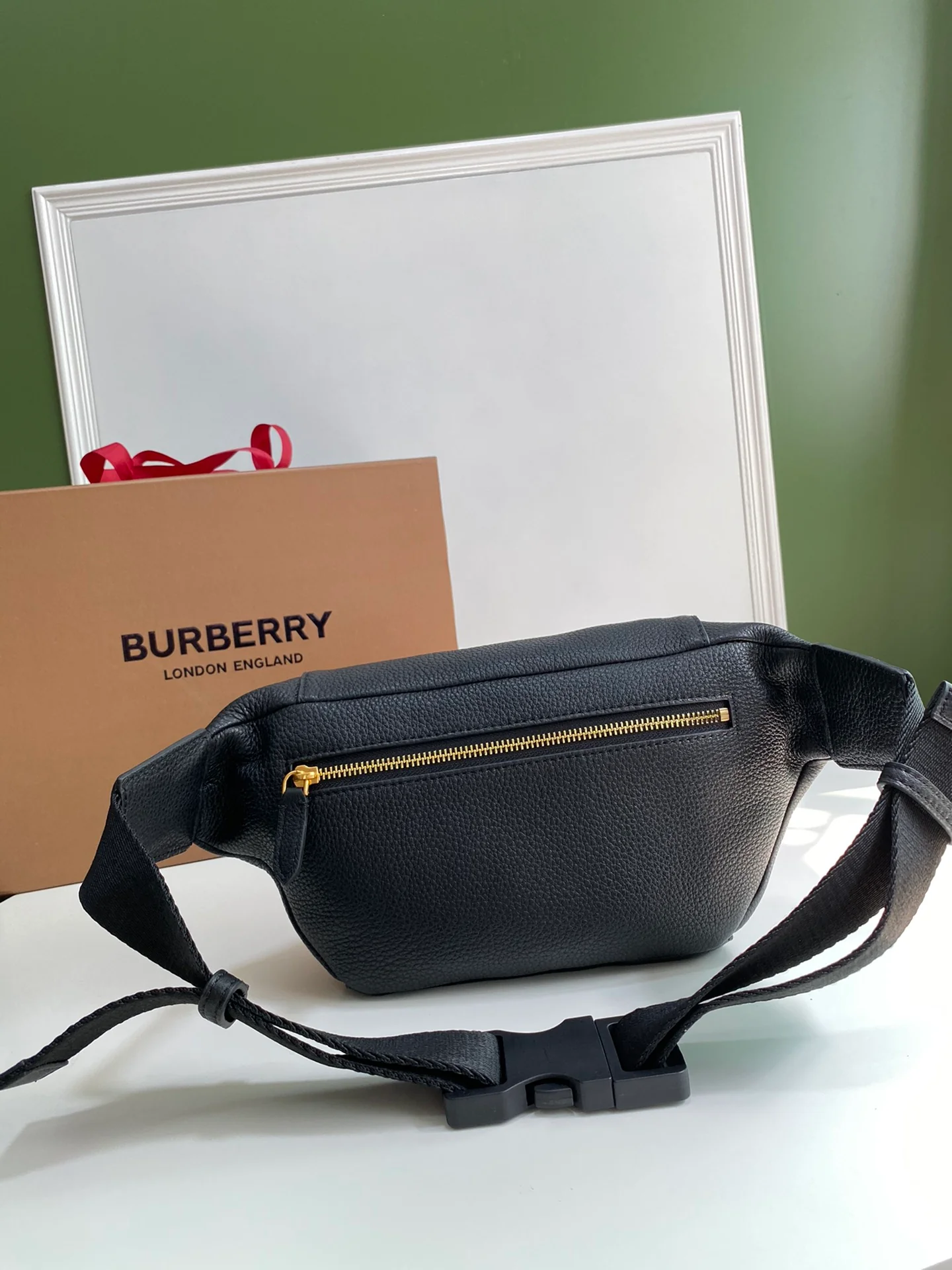 Кожаная поясная сумка Burberry Graffiti