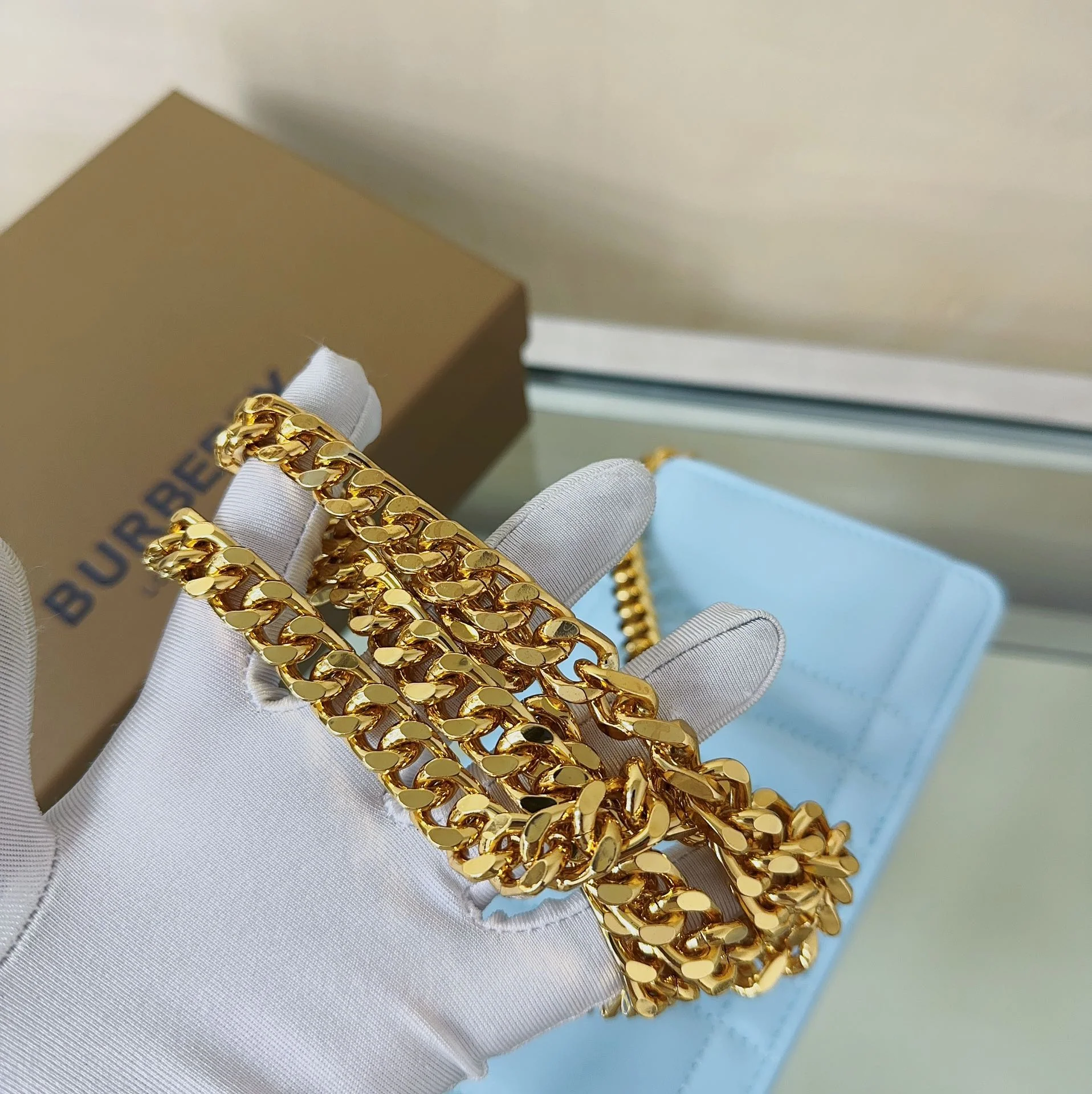 Сумка через плечо Burberry Lola из овечьей кожи - светло-голубая