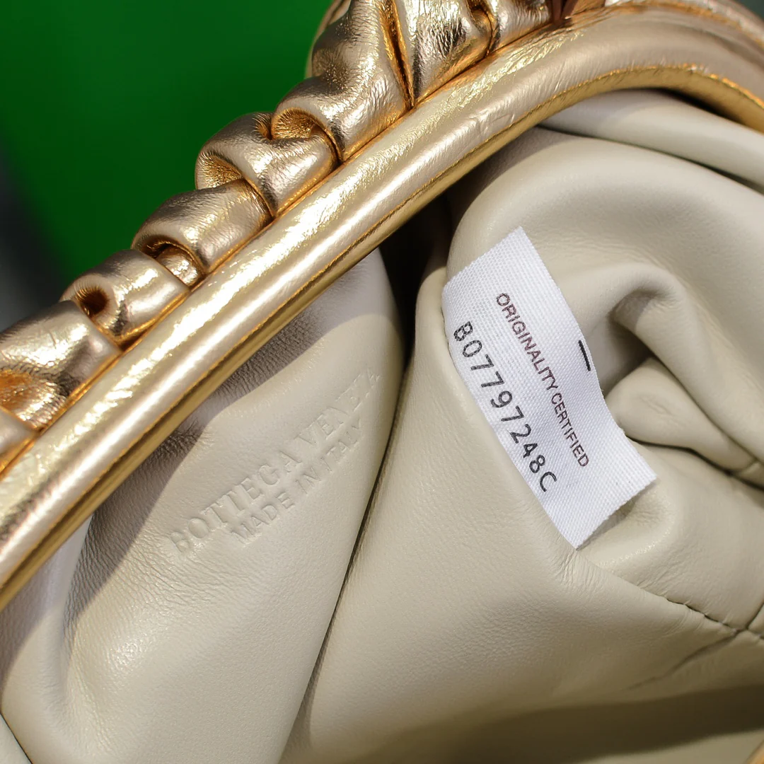 Сумка-клатч BV Cloud Bag - серия Pouch - однотонная телячья кожа - 23x13x8 см