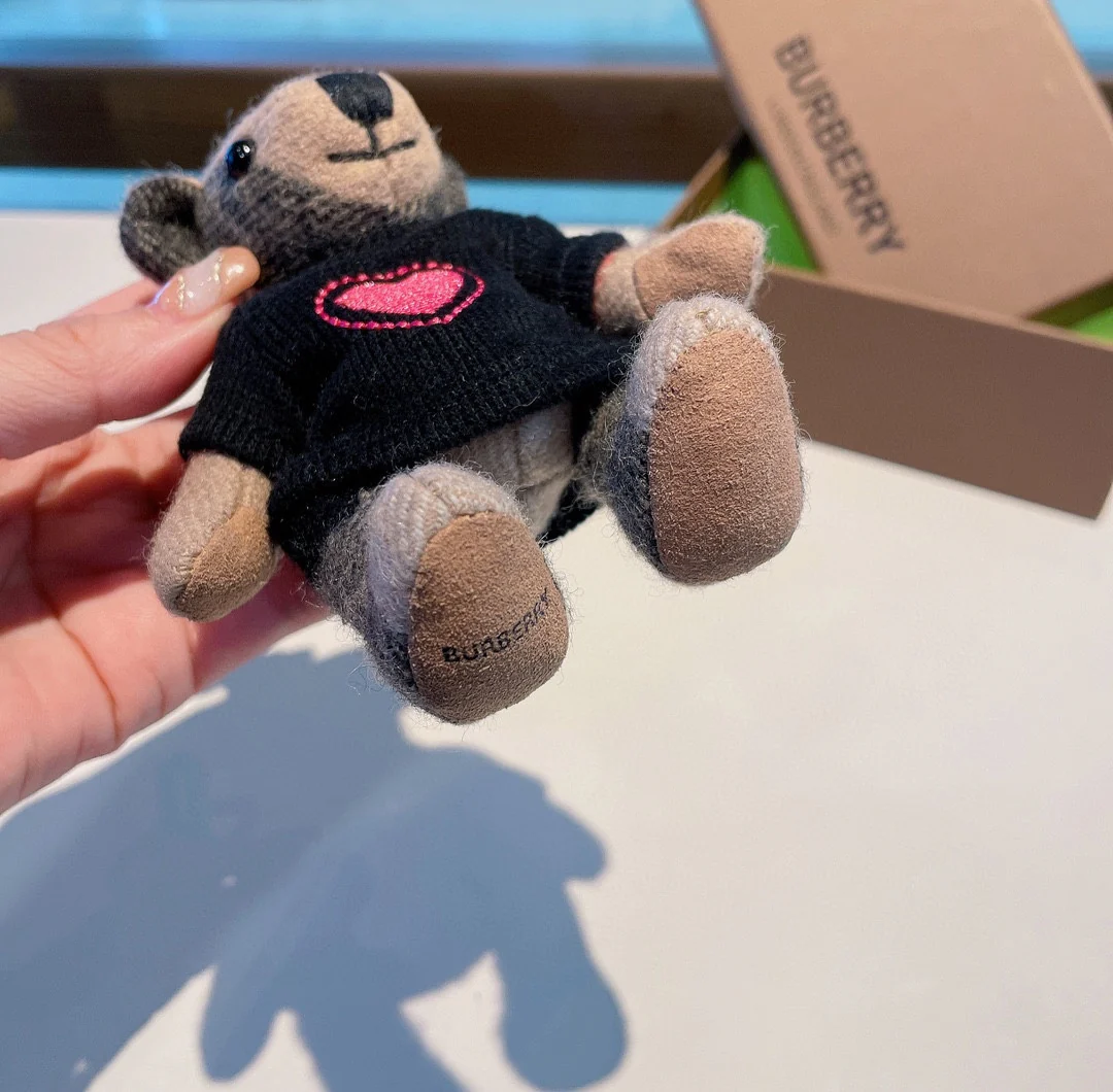 Брелок в виде медведя в форме сердца от Burberry - черный