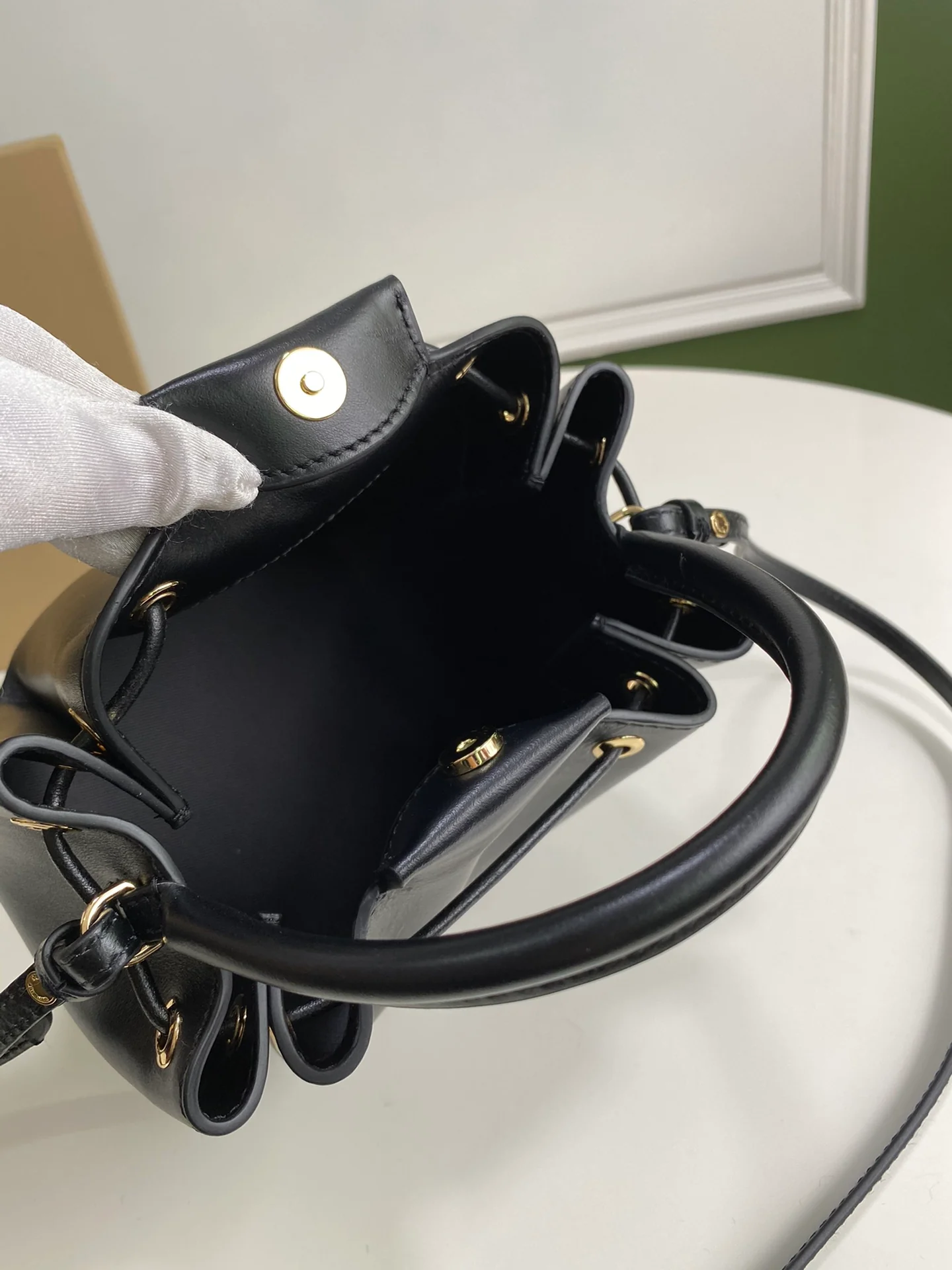 Burberry - Итальянская дубленая кожа - Thomas Bur - Сумка-ведро - Черная