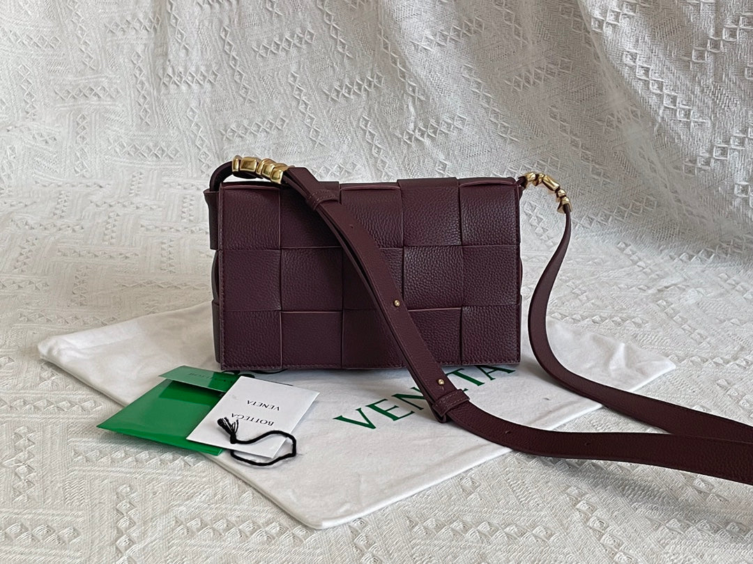 Сумка-переноска BV из плетеной кожи с зернистой текстурой, 23х15х5 см.