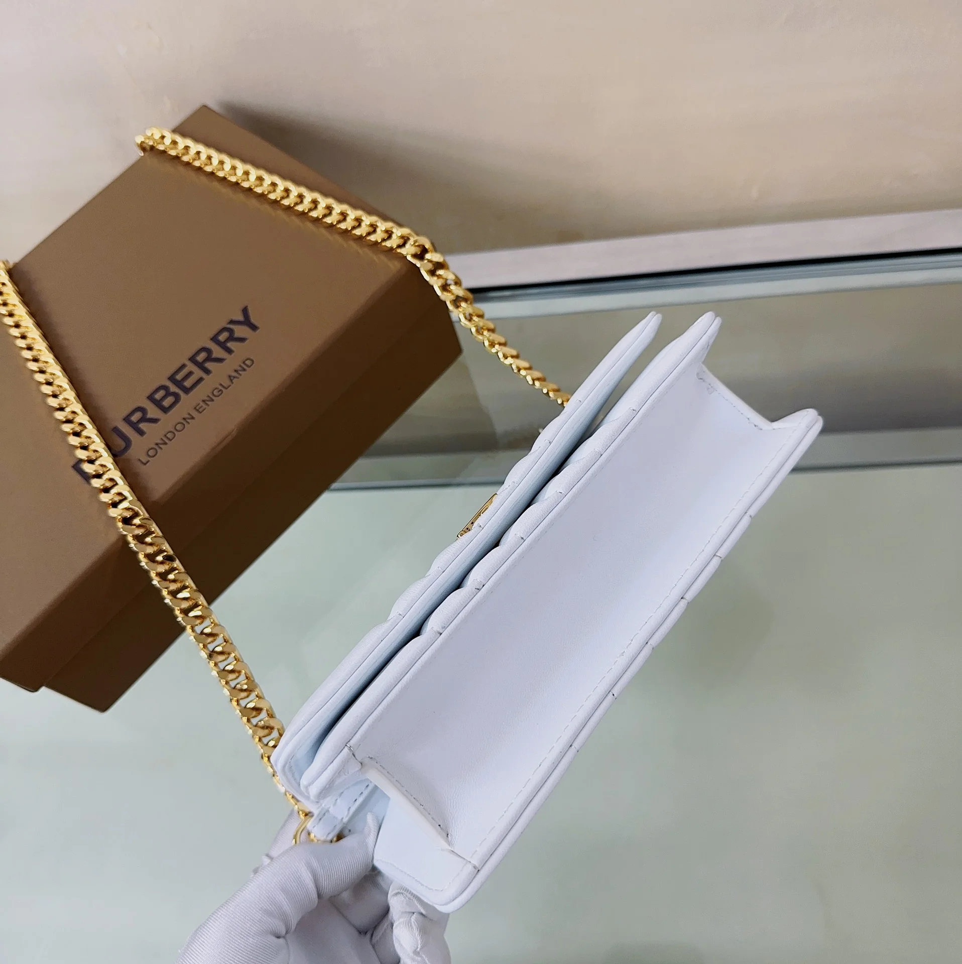 Сумка через плечо Burberry Lola из овечьей кожи - белая