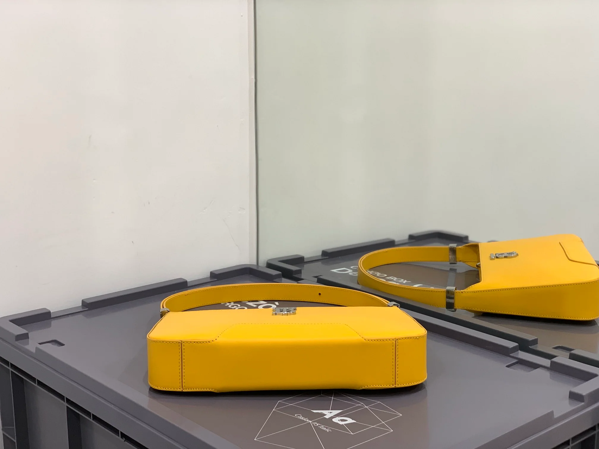 Новая сумка через плечо Burberry TB — желтая.