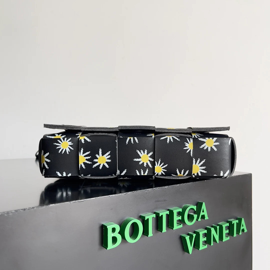 Сумка через плечо Daisy с 15 отделениями и кассетным проигрывателем BV