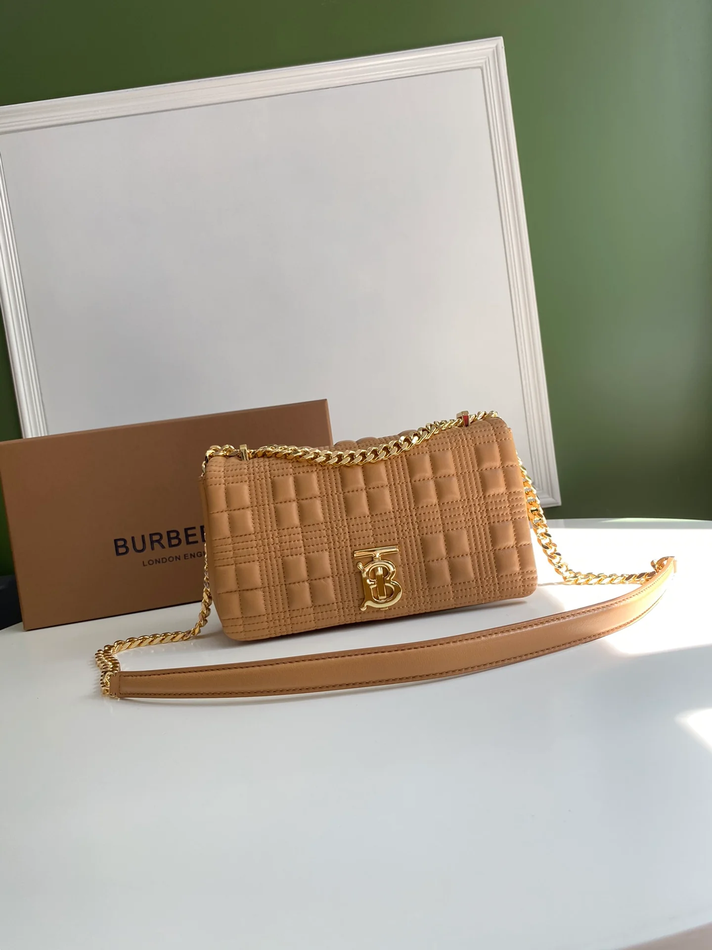 Сумка Burberry Lola, маленькая, абрикосового цвета.